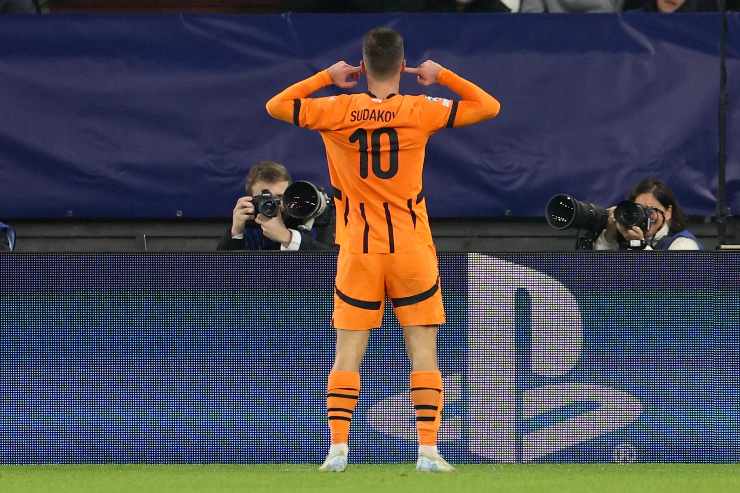 Sudakov esulta di mostrando le spalle alla fotocamera 