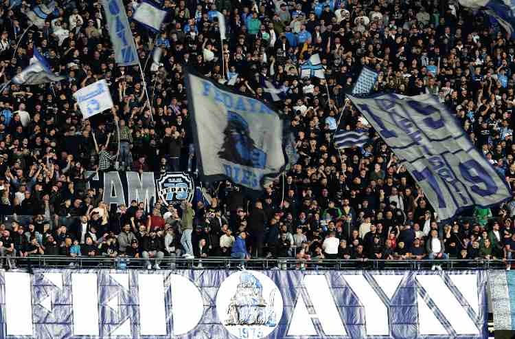 I Tifosi del Napoli incitano la squadra