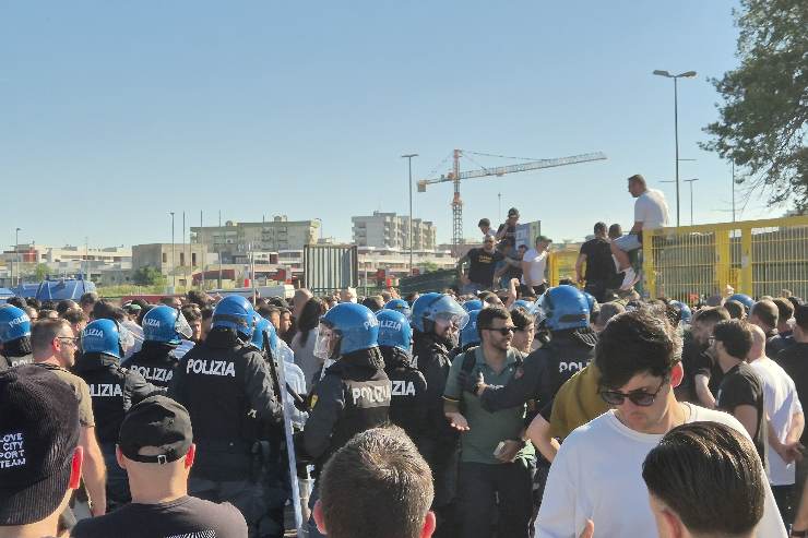 Tifosi all'esterno dello stadio 