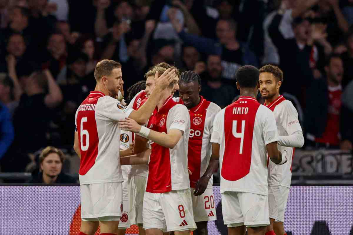 Squadra Ajax esulta