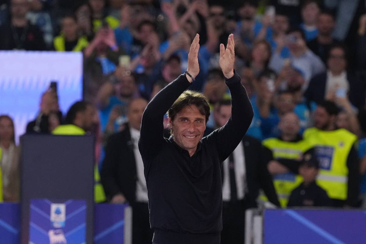 Conte inseguito dai tifosi