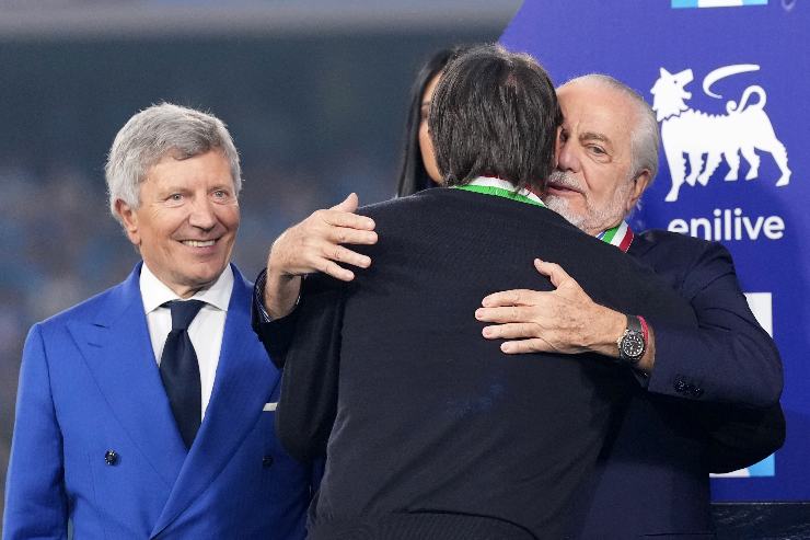 Il misterioso saluto di De Laurentiis a Conte