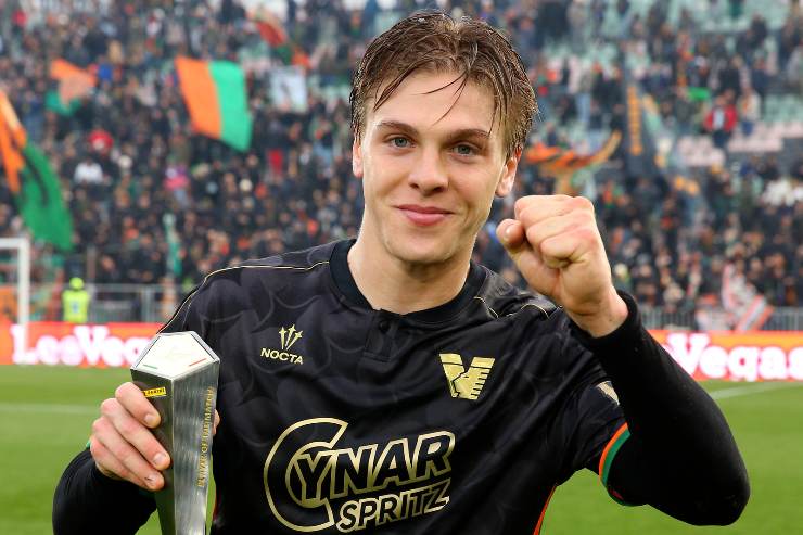 Alessio Zerbin in campo con un premio