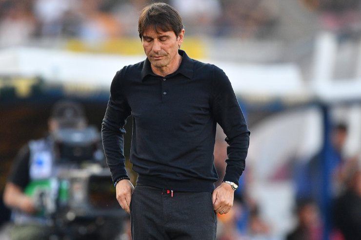 Antonio Conte pensieroso