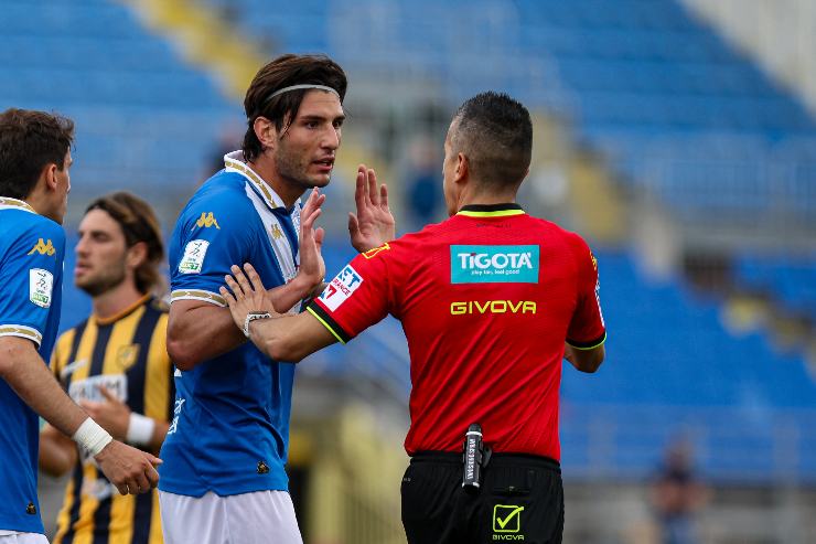 Borrelli protesta con l'arbitro 