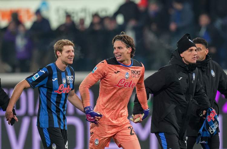 Carnesecchi saluta il pubblico con i compagni dell'Atalanta