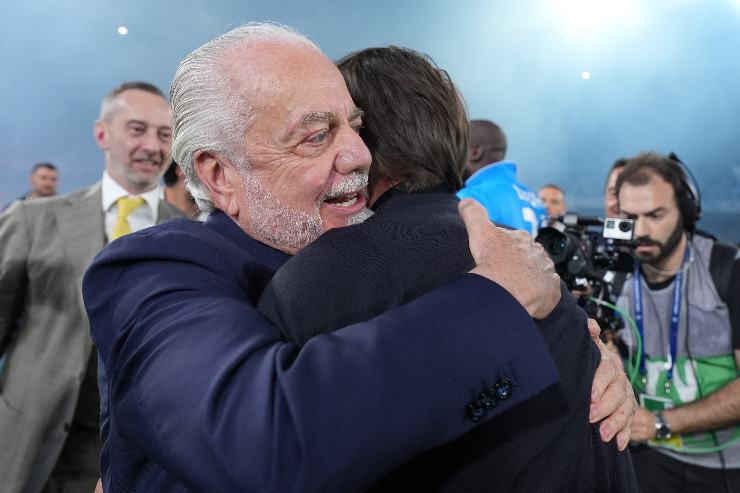 Conte e ADL si abbracciano