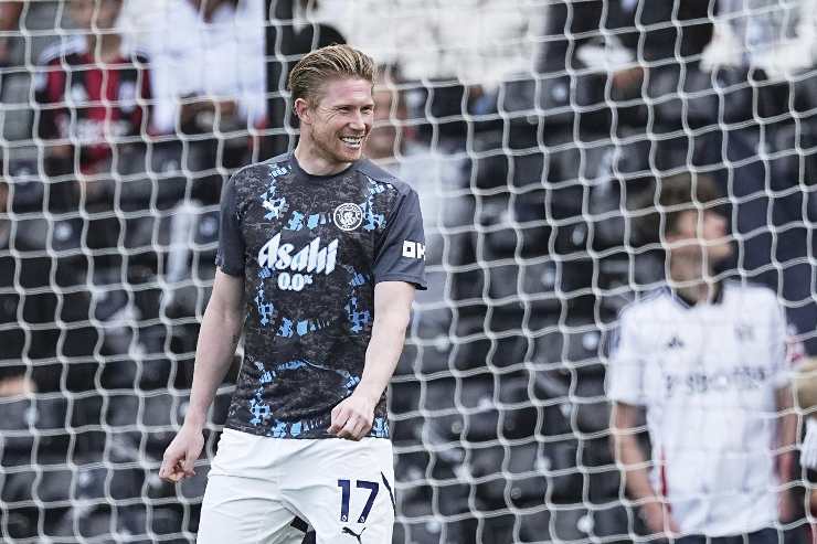 De Bruyne sorride nel riscaldamento
