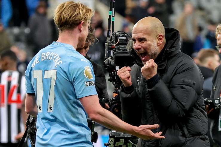 De Bruyne esulta con Guardiola 