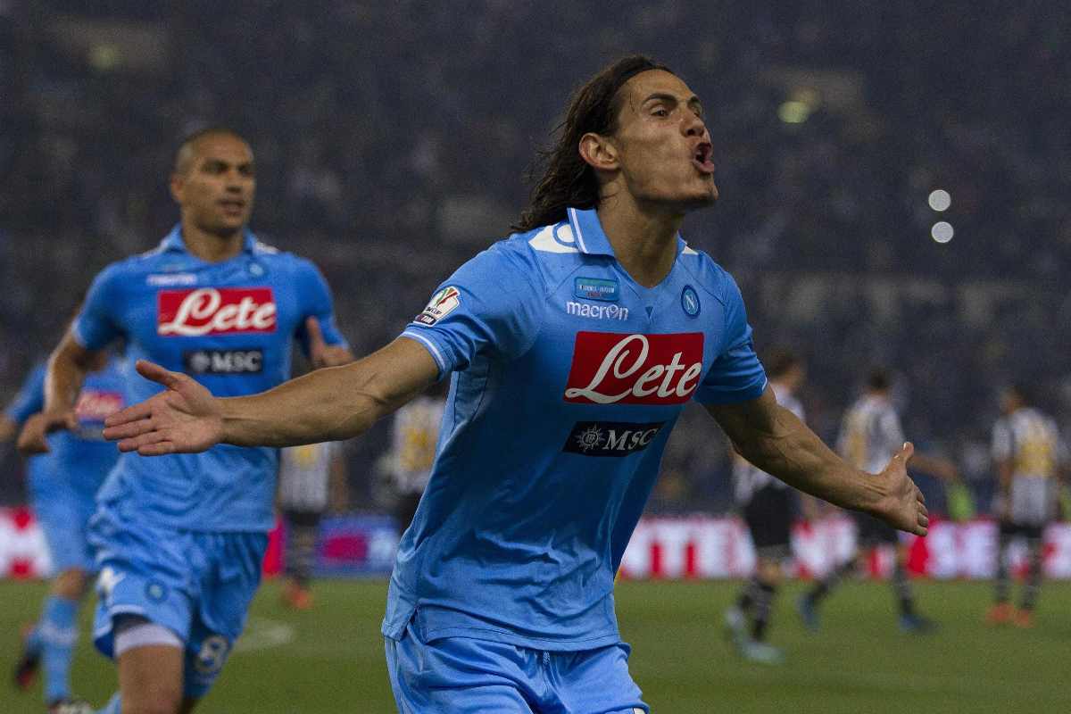 Cavani esulta in campo
