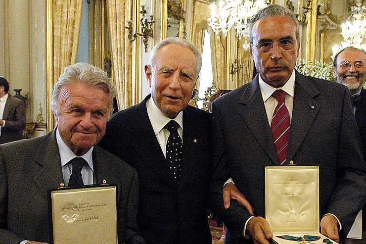 Ermanno Corsi premiato da Ciampi durante una crimonia 