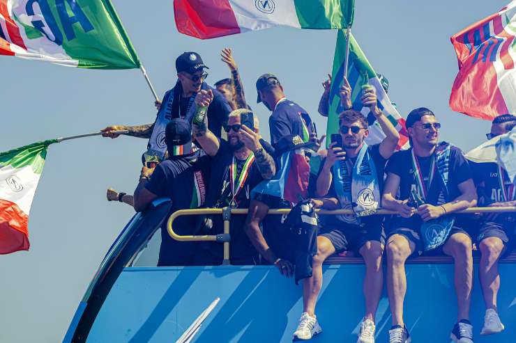 Parata scudetto con bus scoperto del Napoli