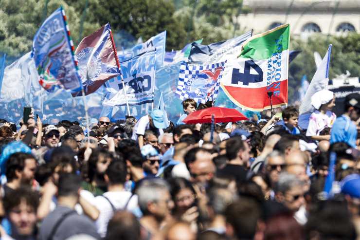 Il pubblico del Napoli festeggia per strada