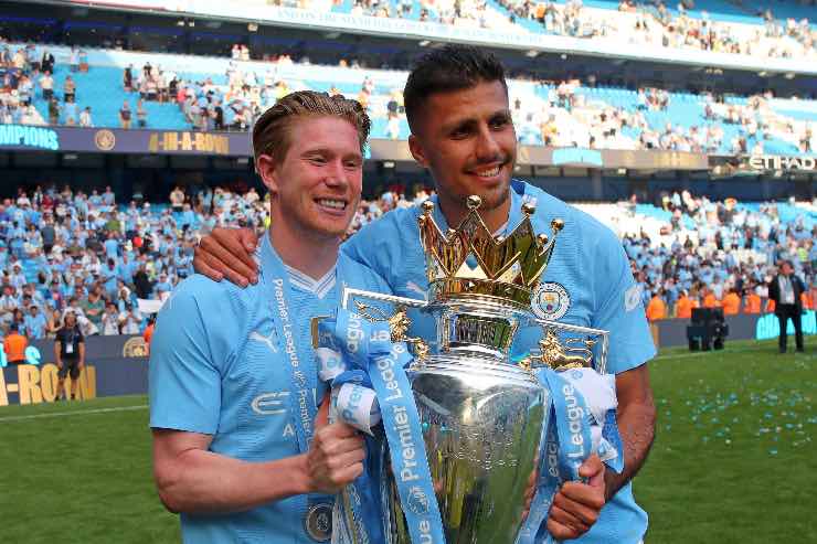 De Bruyne e Rodri col trofeo della Premier League