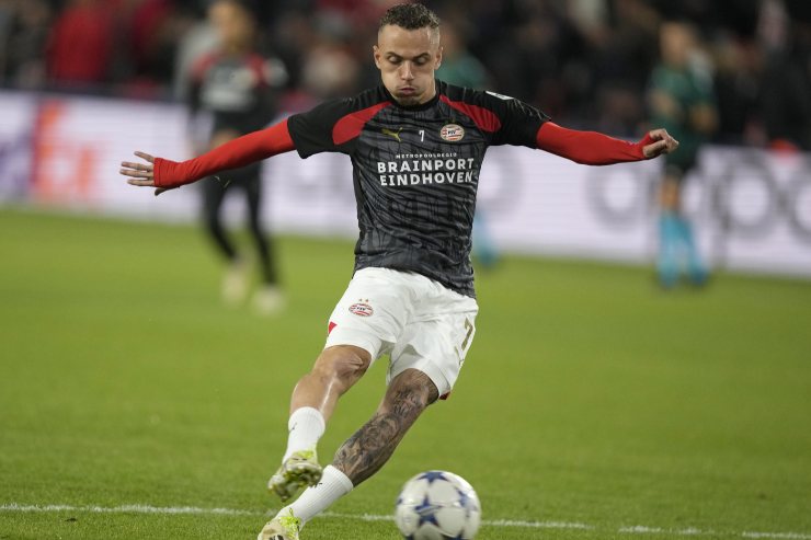 Lang in campo che gioca a calcio