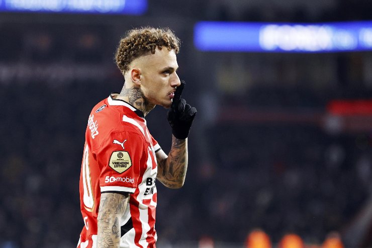 Lang esulta con il dito per zittire