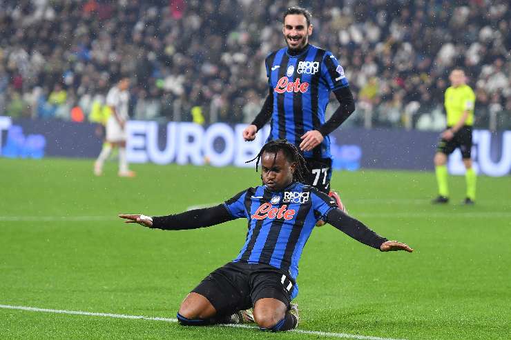 Lookman esulta in scivolata