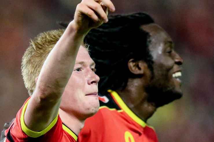 Lukaku e De Bruyne si abbracciano