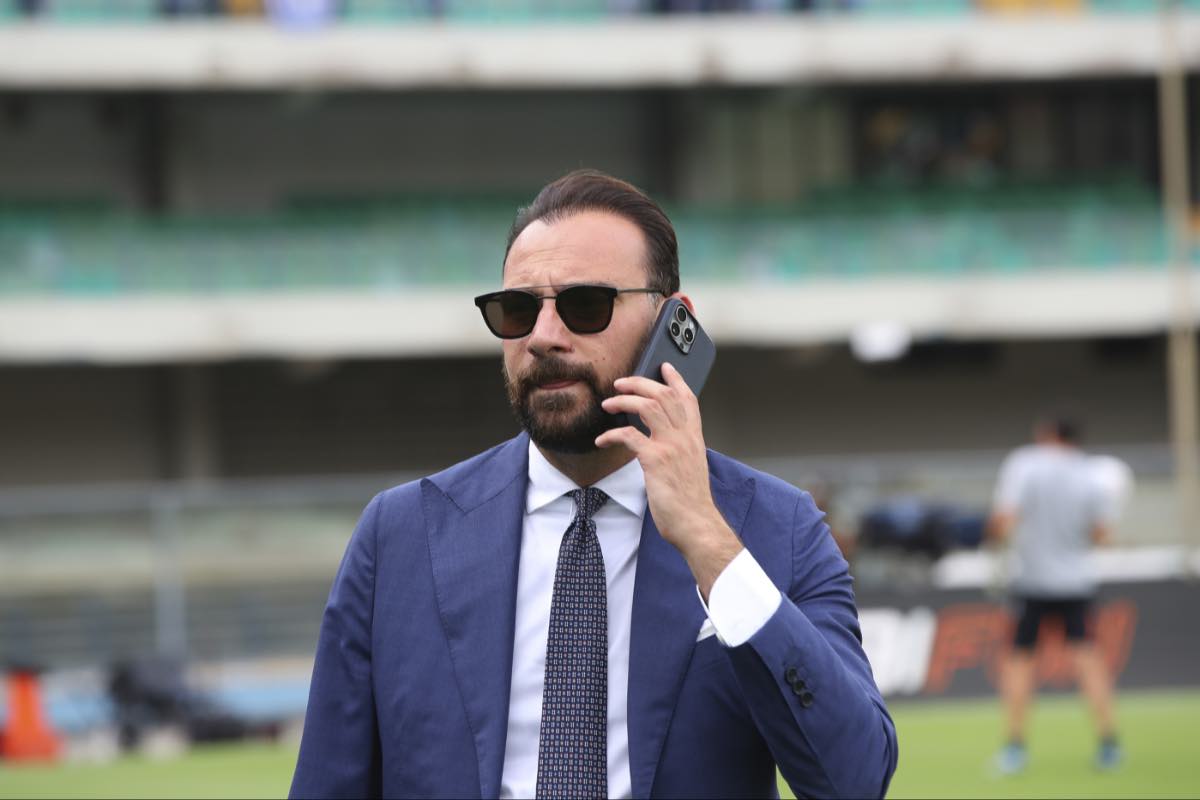 Giovanni Manna al telefono