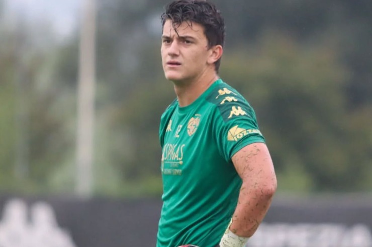 Mascardi con le mani sui fianchi