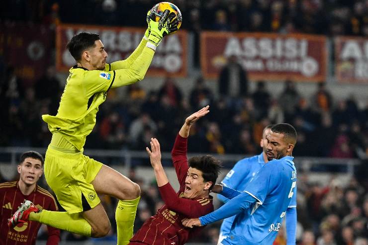 Alex Merert para un tiro in porta