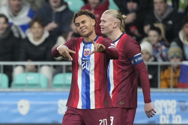 Nusa esulta per un gol con la Norvegia