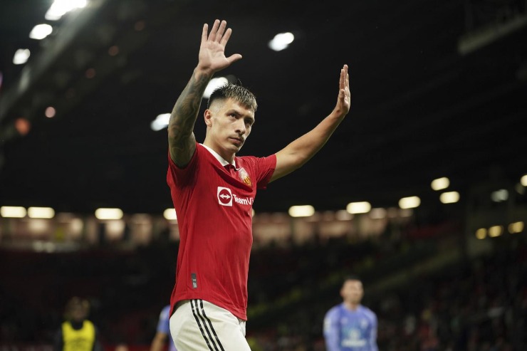 Lisandro Martinez saluta i tifosi