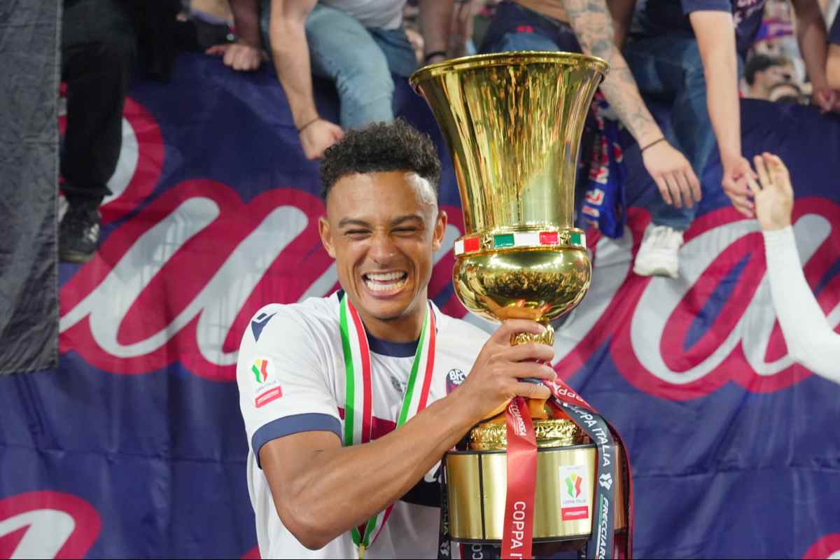 Ndoye con la Coppa Italia