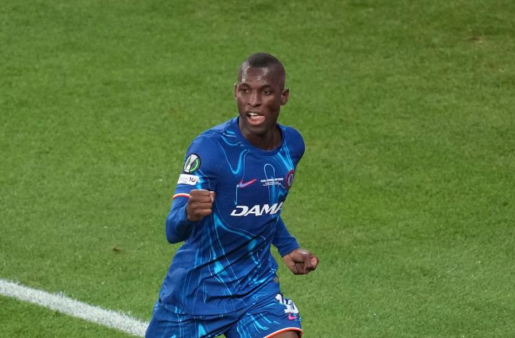 Nicolas Jackson esulta