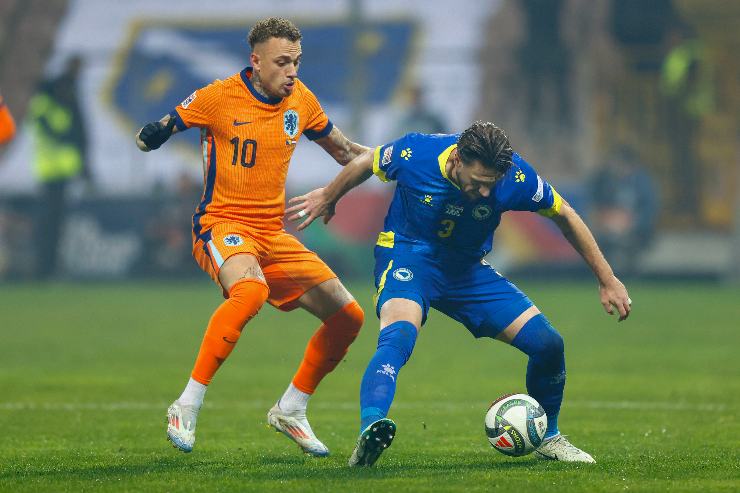 Noa Lang in campo mentre gioca a calcio