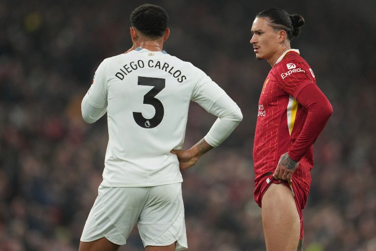 Nunez si dispera tirando su i pantaloncini