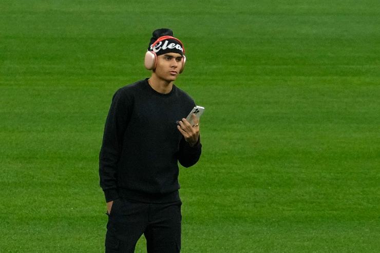 Nusa a telefono nel prepartita