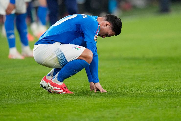 Raspadori in ginocchio in campo