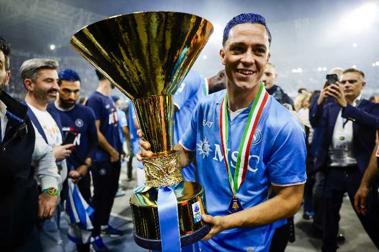 Raspadori con la coppa dello scudetto