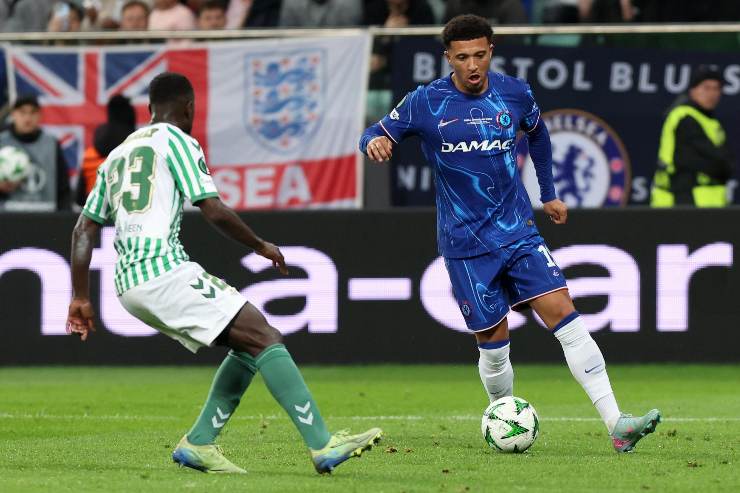 Sancho porta il pallone 