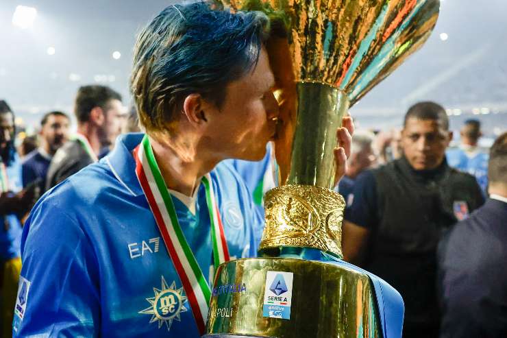 Scott McTominay bacia lo scudetto