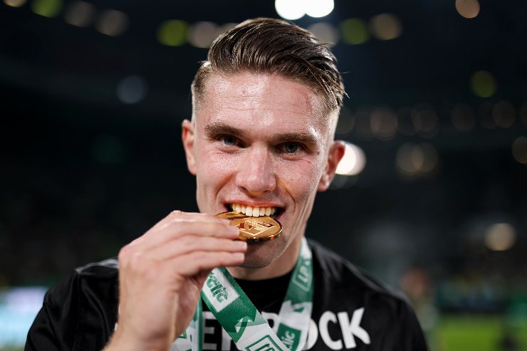 Gyokeres con la medaglia tra i denti 