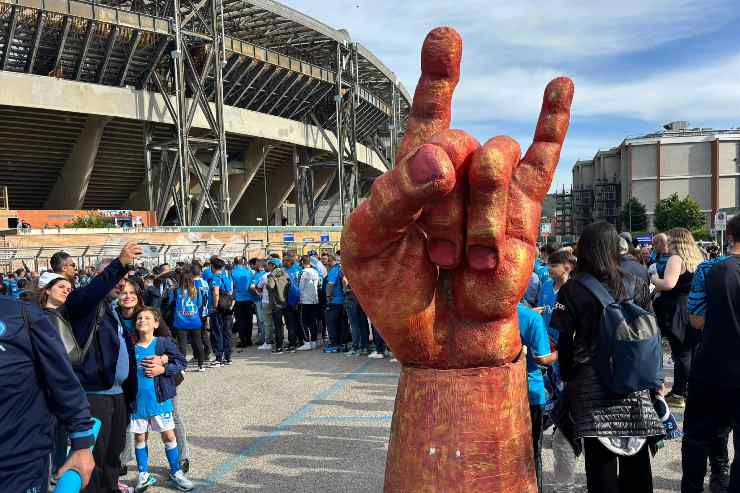 Corna gigante allo stadio Maradona di Napoli
