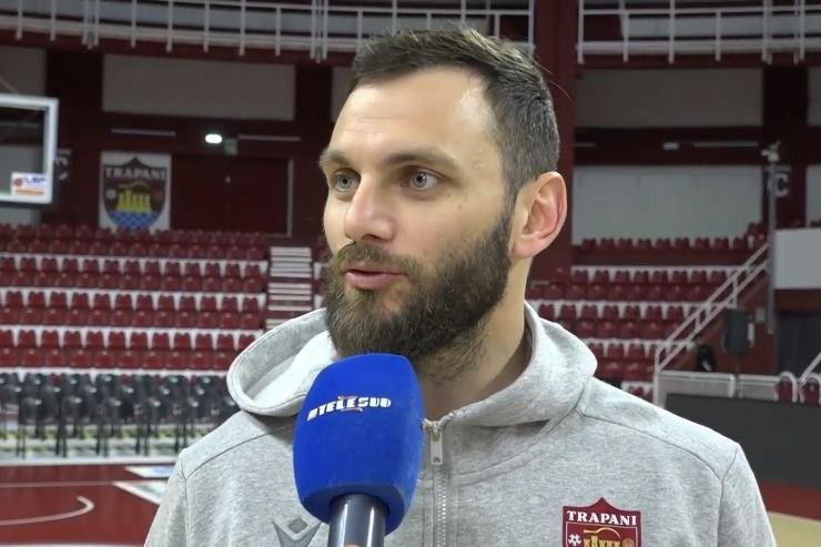 Stefano Gentile firma per il Napoli Basket