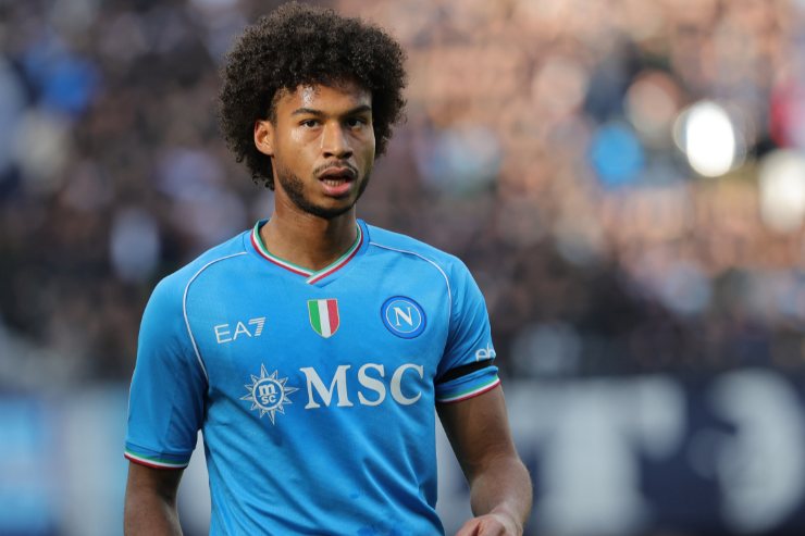 Jens Cajuste in campo con maglia Napoli