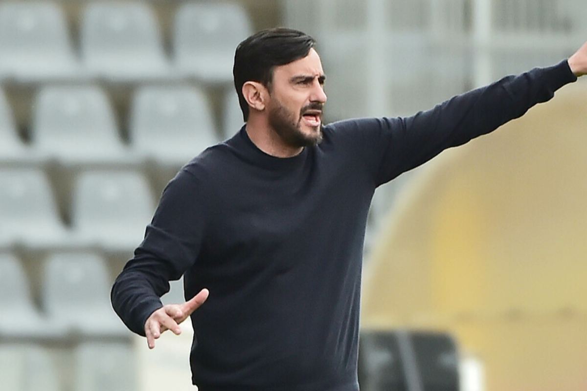 Aquilani dà indicazioni in campo