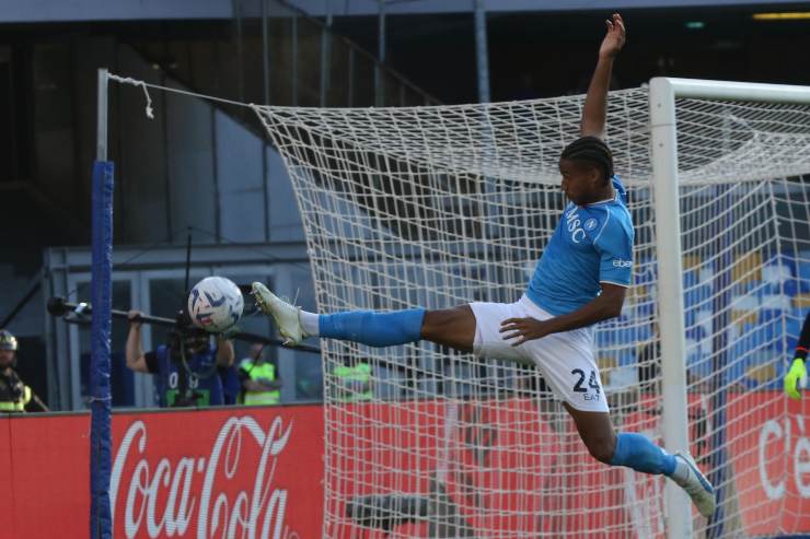 Cajuste sotto porta con la maglia del Napoli