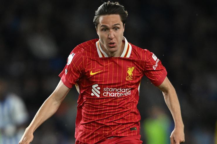 Federico Chiesa in campo con maglia Liverpool