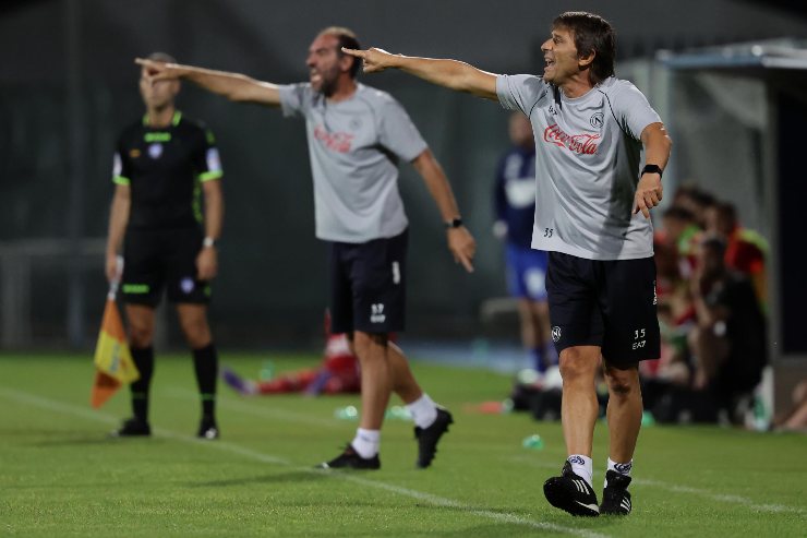 Conte e Stellini danno indicazioni durante un'amichevole