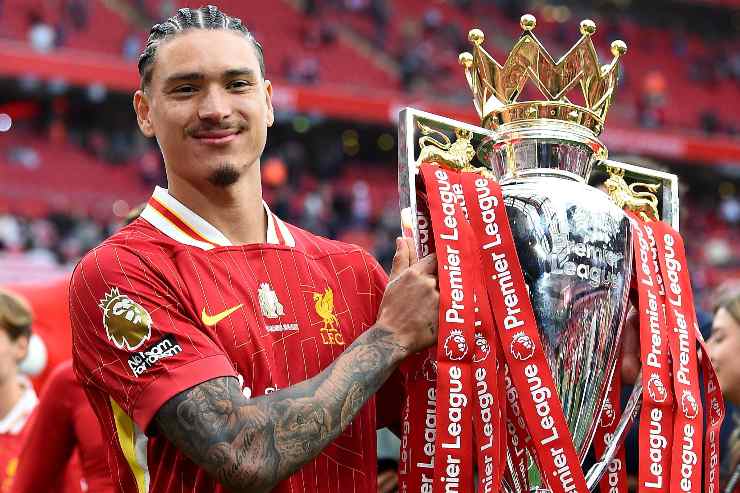 Nunez con il trofeo della Premier