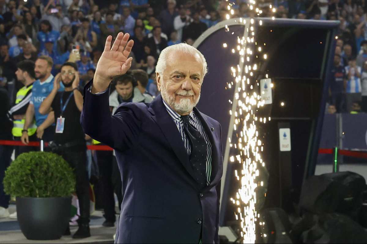 De Laurentiis saluta