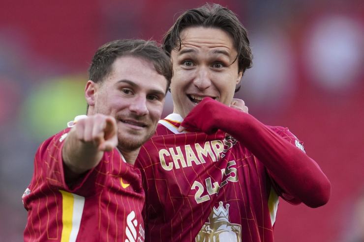 Federico Chiesa e Alexis Mac Allister in campo con maglia Liverpool