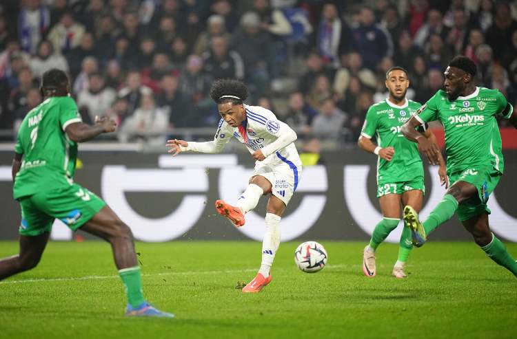 Fofana calcia in porta