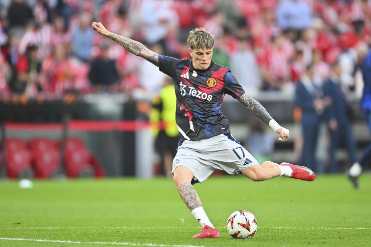 Garnacho calcia in porta