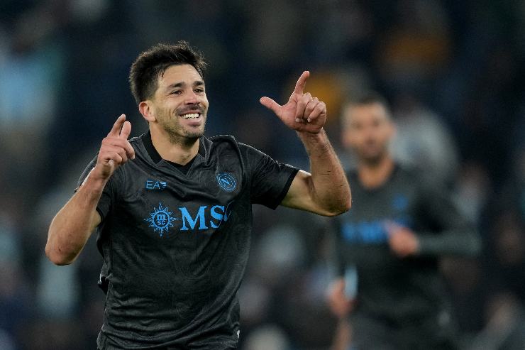Giovanni Simeone in campo con la maglia del Napoli